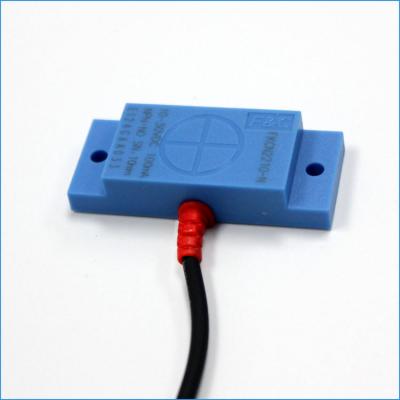 FKCN2210-N/P/15D 12V Плоский емкостный датчик приближения Бесконтактный переключатель уровня жидкости
